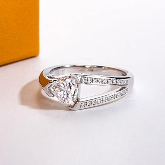 1cttw Triangle-Shape Moissanite D Color VVS1 Clarity Silver Wedding Ring - Picture 4 of 6